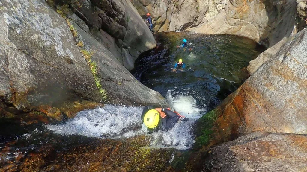 Descente d'un toboggan dans le Canyon du Llech (Pyrénées-Orientales).