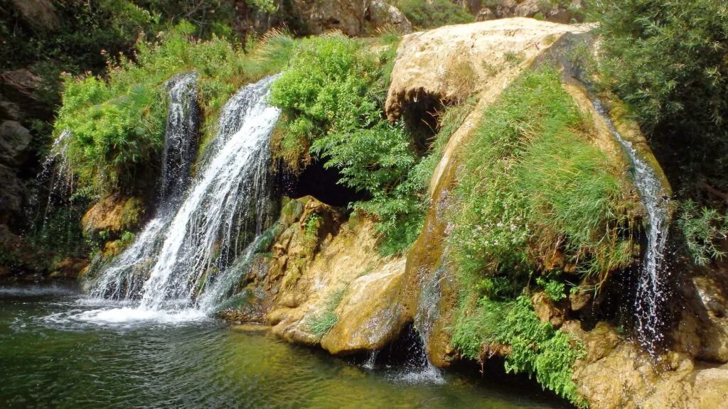 Cascades en tuf calcaire sur la fin du canyon de la Clue du Terminet dans l'Aude.