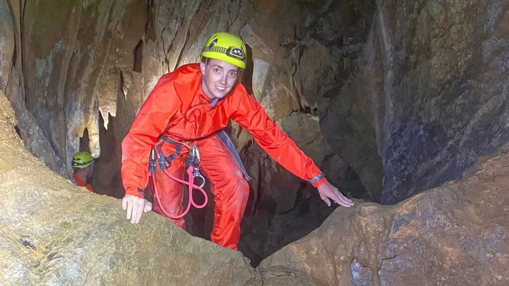Grotte de l'Ermitage (Gorges de Galamus - Fenouillèdes) - Progression dans la grande galerie.