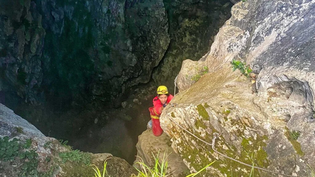Gouffre de Sakanie (Ariège) - Remontée du grand puit d'entrée.