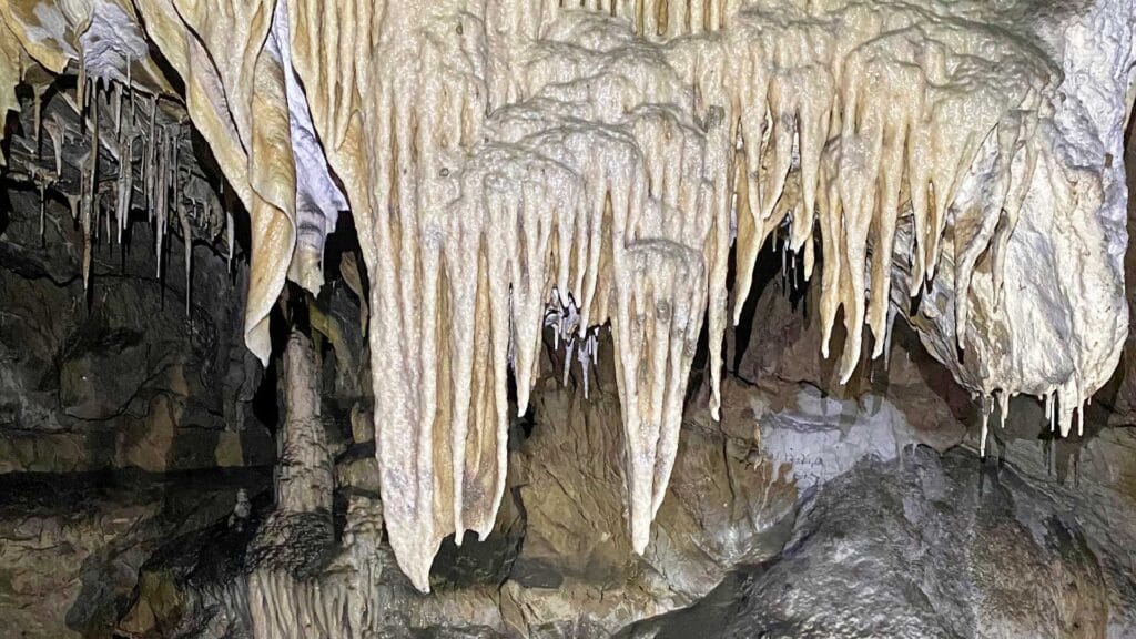 Concrétions dans la grotte de Siech (Ariège).
