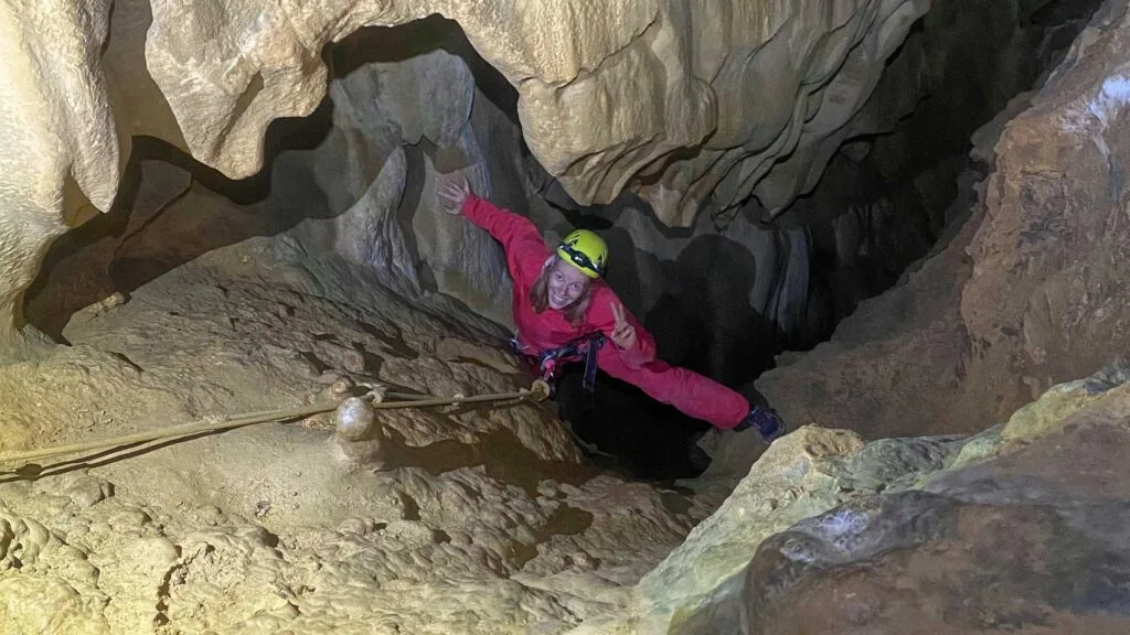 Grotte de la Marie-Jeanne (Gorges de Galamus - Fenouillèdes) - Progression sur une corde à nœud.
