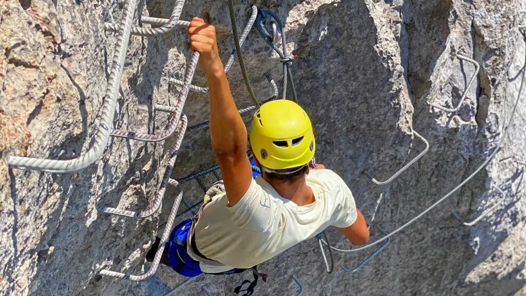 Progression sur le parcours "La Panoramique" de la Via-Ferrata du Fenouillèdes.