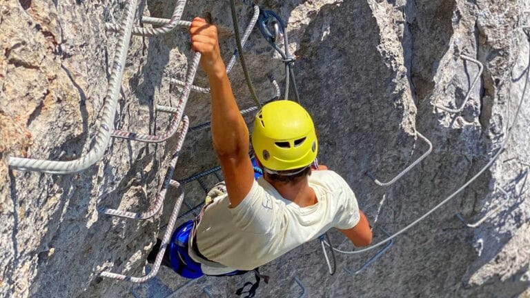Progression sur le parcours "La Panoramique" de la Via-Ferrata du Fenouillèdes.