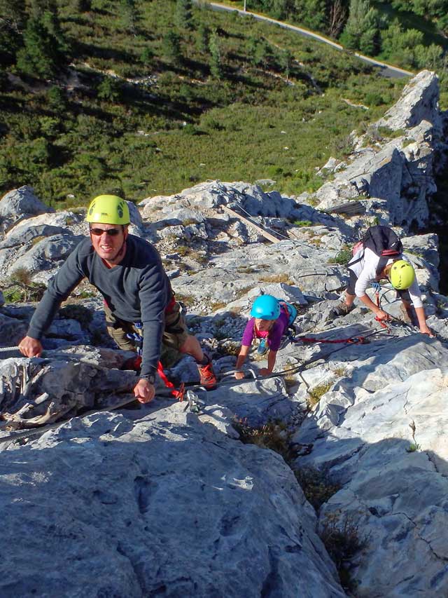 Progression sur le parcours "La Pichona" de la Via-Ferrata du Fenouillèdes.