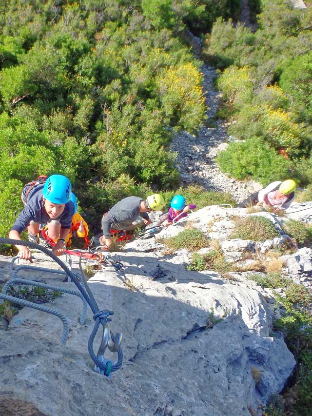 Progression sur le parcours "La Pichona" de la Via-Ferrata du Fenouillèdes.