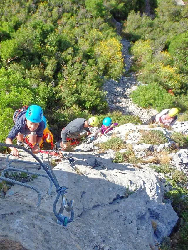 Progression sur le parcours "La Pichona" de la Via-Ferrata du Fenouillèdes.