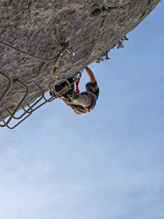 Progression sur le parcours "La Pichona" de la Via-Ferrata du Fenouillèdes.