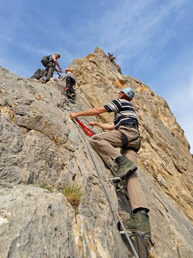 Progression sur le parcours "La Pichona" de la Via-Ferrata du Fenouillèdes.
