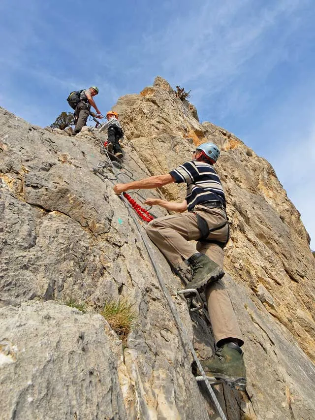 Progression sur le parcours "La Pichona" de la Via-Ferrata du Fenouillèdes.