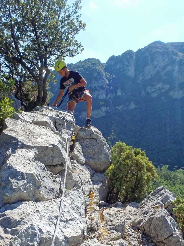 Escalade sécurisée sur le parcours de la Via-Corda de Saint-Martin-Lys