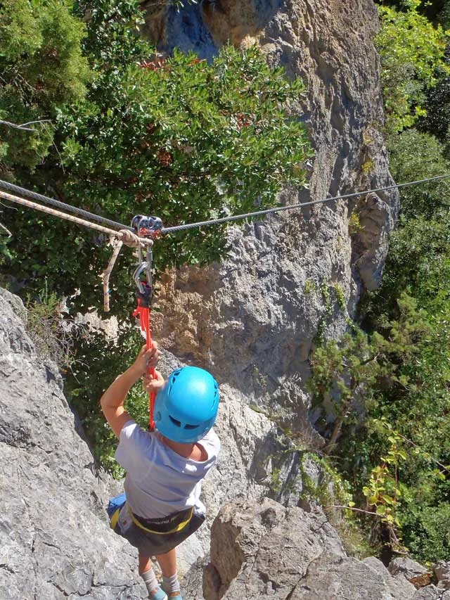 Départ de la tyrolienne sur le parcours de la Via-Corda de Saint-Martin-Lys