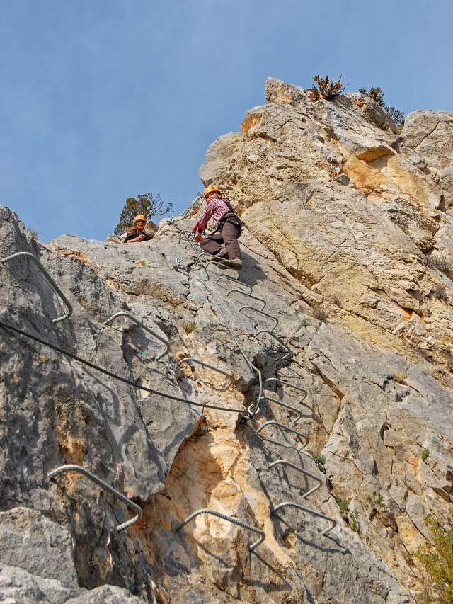 Progression sur le parcours "La Pichona" de la Via-Ferrata du Fenouillèdes.