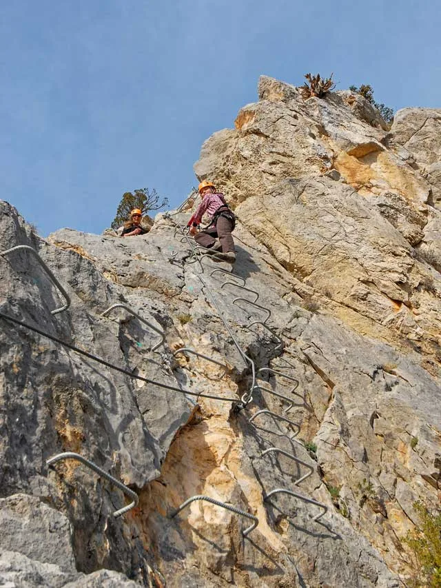Progression sur le parcours "La Pichona" de la Via-Ferrata du Fenouillèdes.
