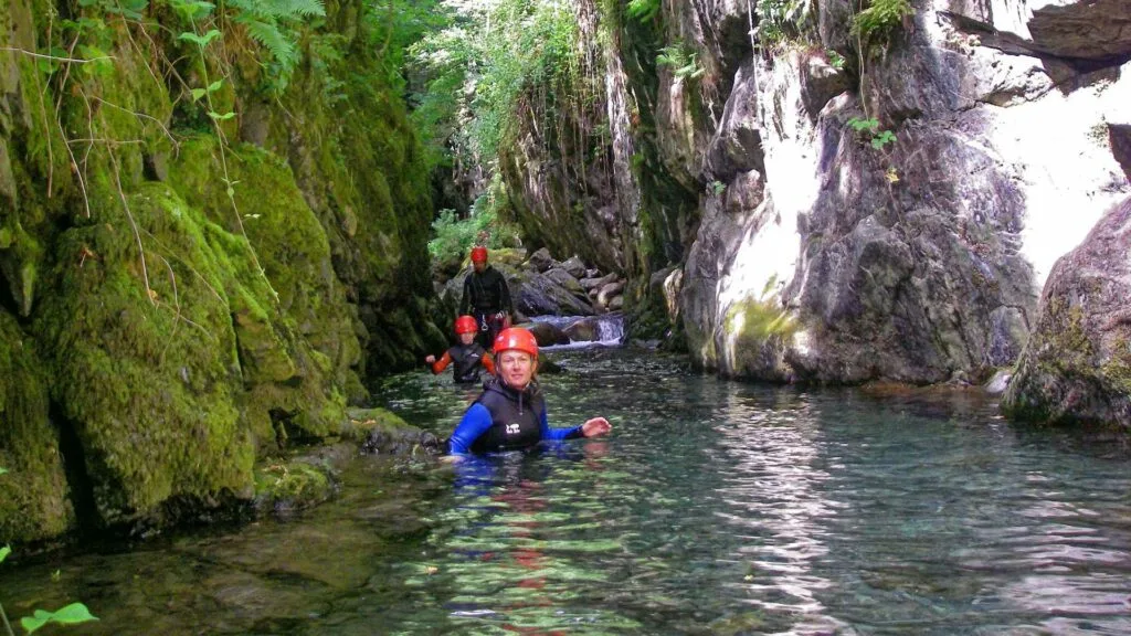 Progression en famille dans le Canyon de Marc. Département de l'Ariège (09).